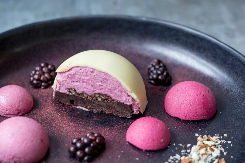 Brombærbomber-i-hvid-chokoladeskal-5-1024x682